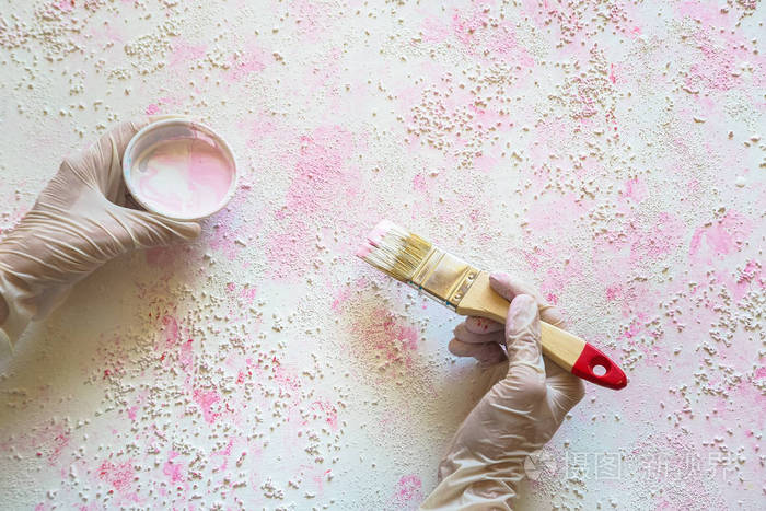 艺术墙壁装饰与粉红色油漆。修复和更新的概念