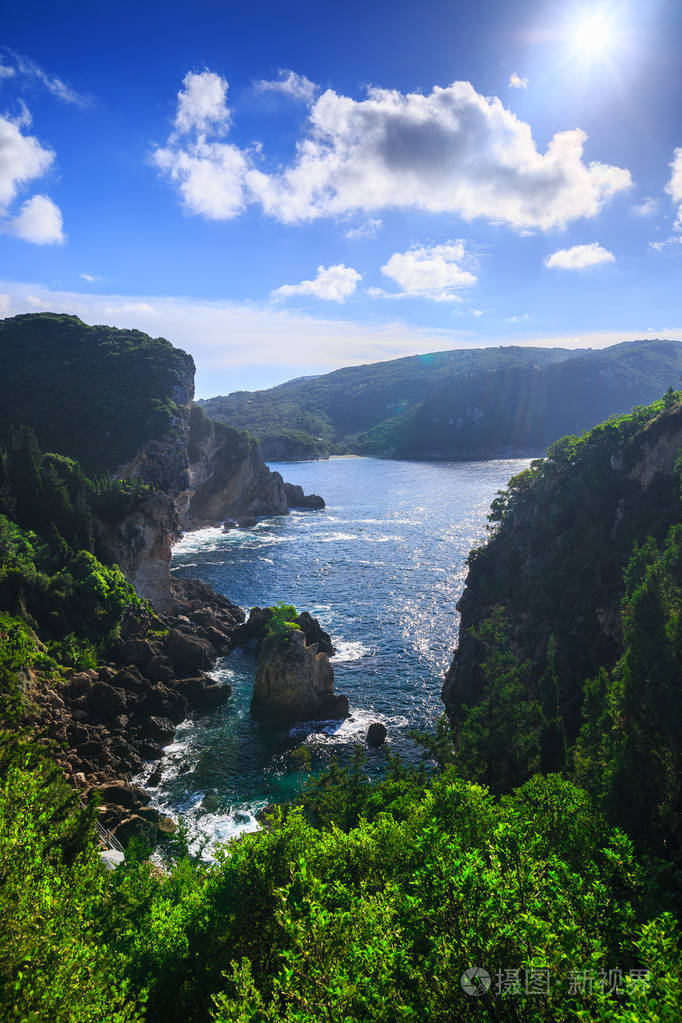 美丽的夏日全景海景对海岸线的看法成