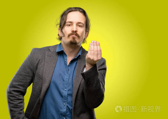 英俊的年轻人愤怒地手势典型的意大利手势,用手看镜头