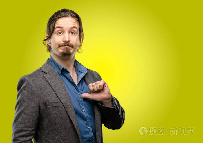 英俊的年轻人骄傲的兴奋的傲慢的胜利的脸