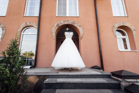 建筑物附近优雅的白色婚纱照片图片