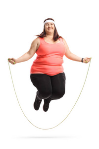 超重女人跳超重妇女在白色背景下用跳绳锻炼照片