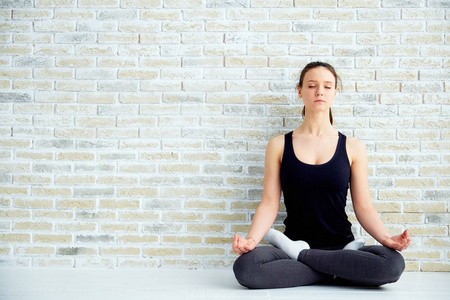 女性瑜伽打坐冥想特写在室内沉思的年轻女子.一系列的瑜伽姿势.
