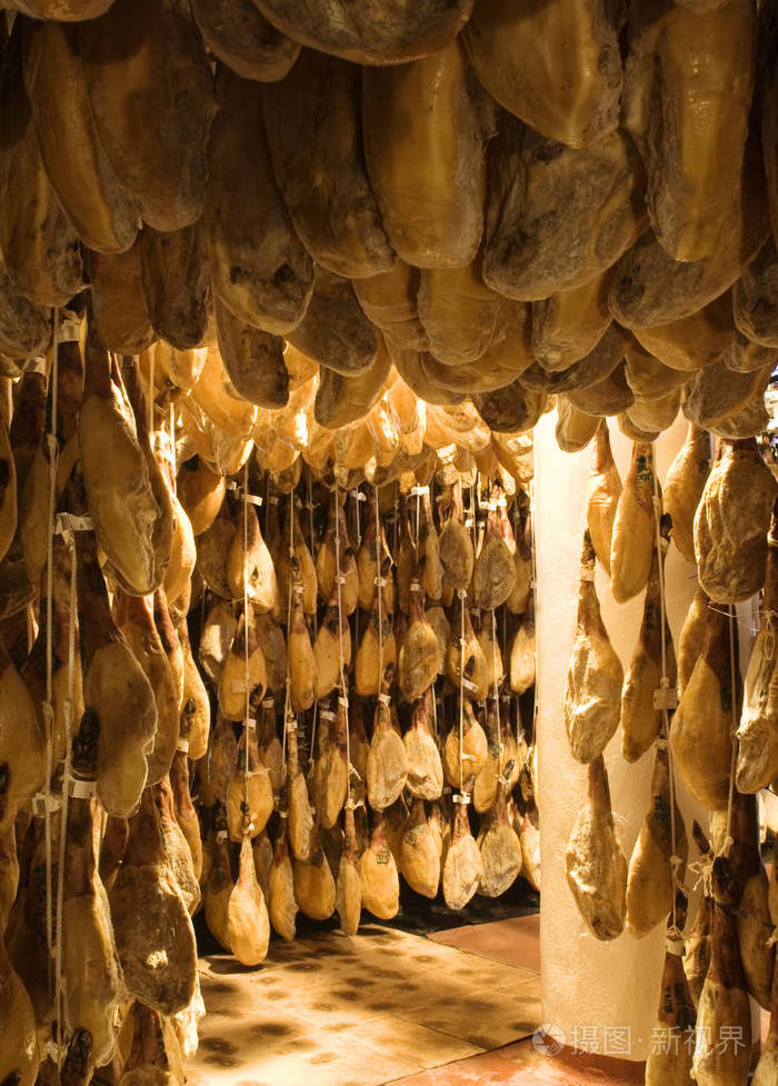 在固化过程中储存在干燥室中的伊比利亚腌火腿