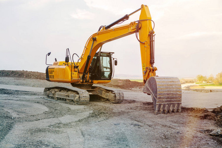 在农村的街道建设工地挖掘机一个建筑工地上的脚手架在建筑工地上的