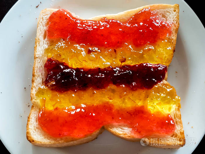 顶端有各种果酱的白面包片