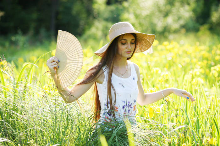 阳光明媚的一天森林里的女孩