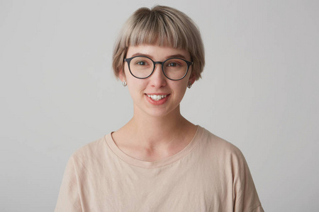 休闲的消息快乐开朗的年轻女子穿着休闲t恤和眼镜,从她的男朋友那里