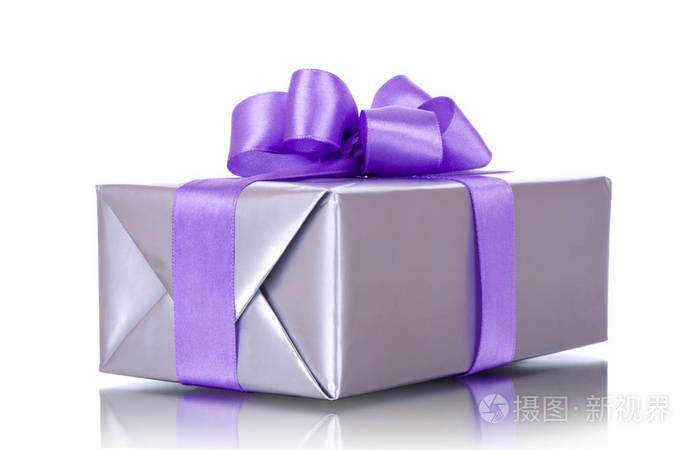 白色背景带紫色丝带的礼品盒