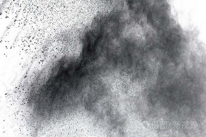 黑色尘埃粒子的特写在白色背景上爆炸.