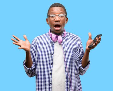 非洲黑人学生与智能手机快乐和惊讶的欢呼,表达哇的手势插画