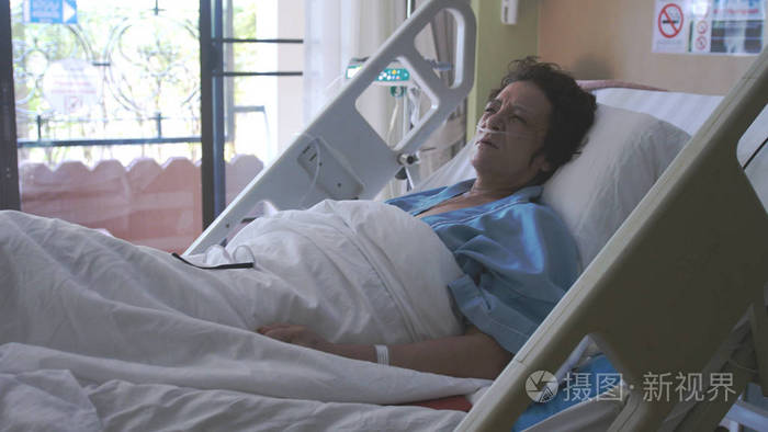 生病的妇女在老年躺在病床上的氧气面罩下滴照片-正版商用图片1s02ua