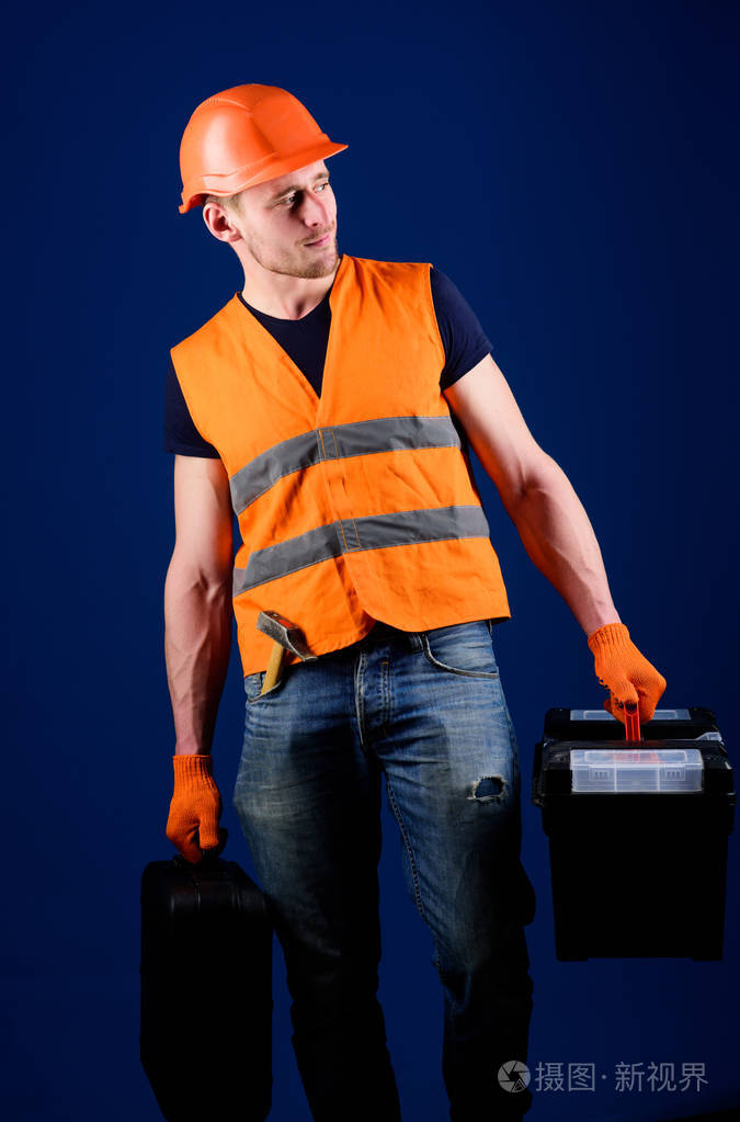 修理工, 在严格的脸上维修人员去和携带专业设备袋.
