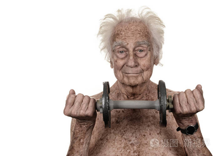 一位90岁高龄的老人做举重锻炼以保持身材