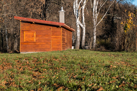 小而封闭的木制欧洲小屋,在僻静的森林中,象征着文明边缘的小度假别墅