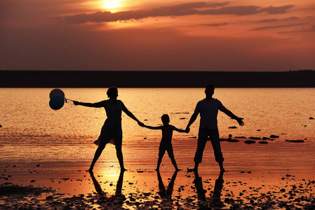 爸爸妈妈和宝宝牵着手. 暑假休息.照片