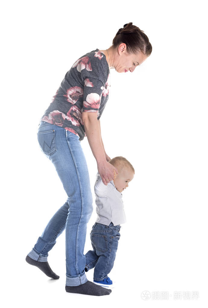 白色背景前的人类婴儿