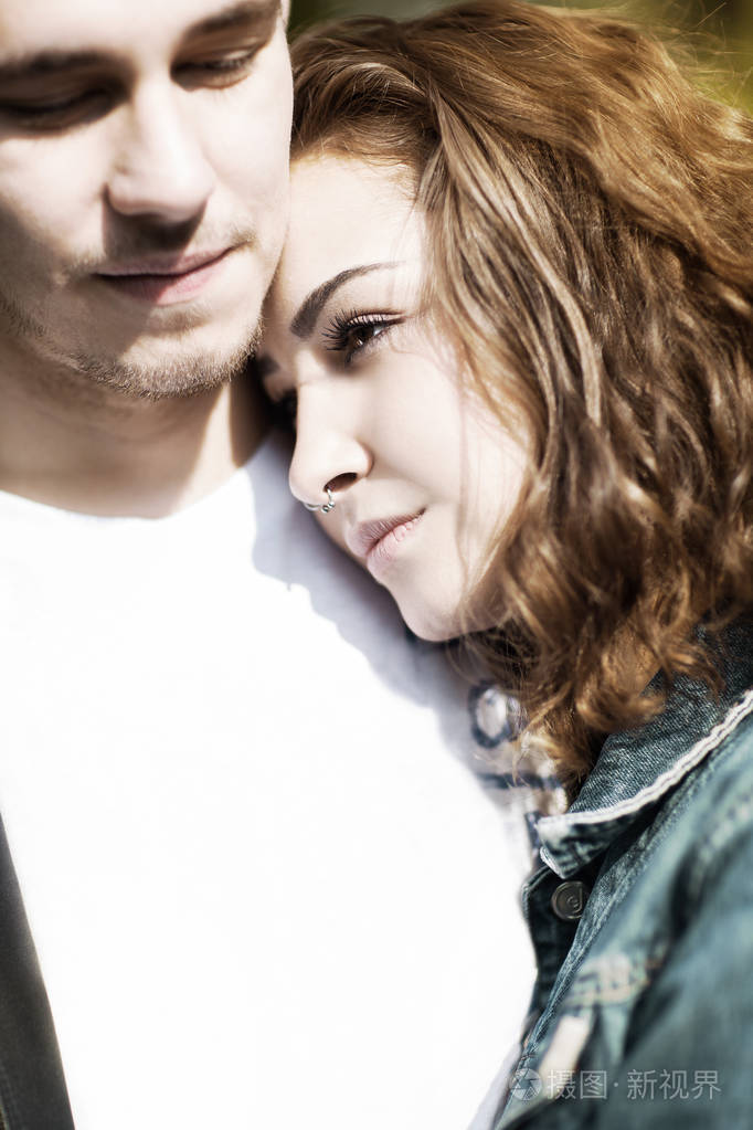 这对年轻夫妇亲密地拥抱在一起浪漫的心情可以作为背景