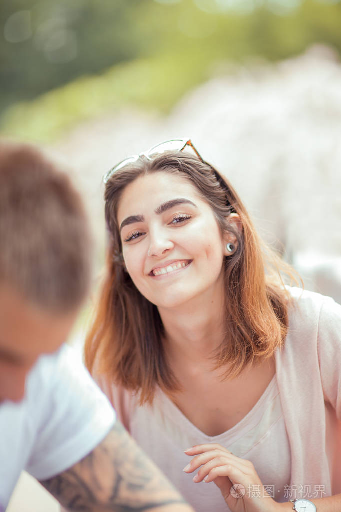 美丽的年轻女子在阳光下与人交谈幸福的微笑生活理念拍摄
