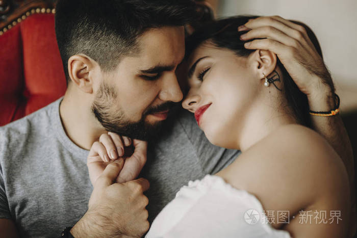 特写一对性感情侣拥抱的肖像.