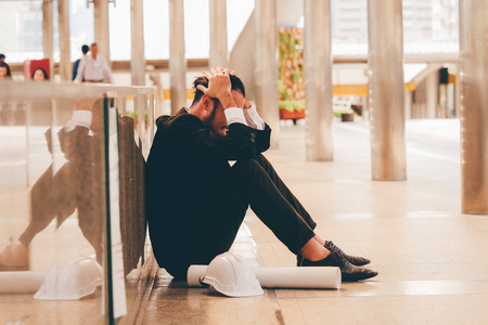 他皱着眉头,用手掌闭上耳朵,感到厌烦和厌倦两个运动的妇女感到厌倦