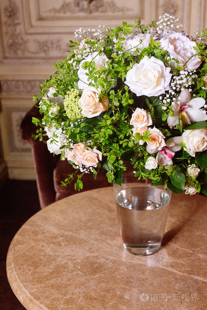 巴洛克风格室内大理石桌上的一束白玫瑰
