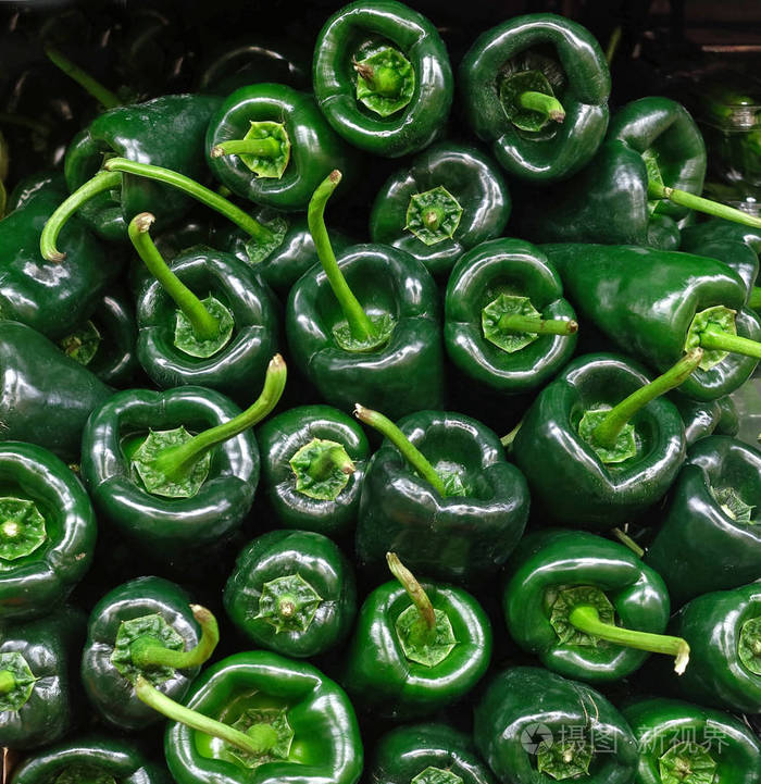 墨西哥辣椒堆放在杂货店里.