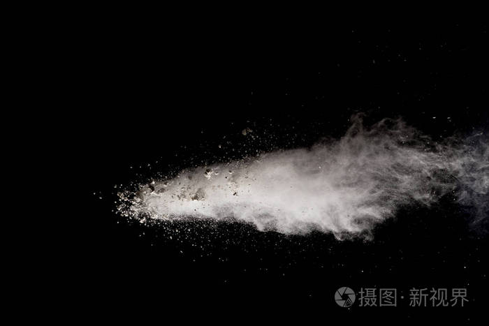 奇怪形式的白色粉末爆炸云在黑暗的背景下。 发射白色粒子飞溅黑色背景