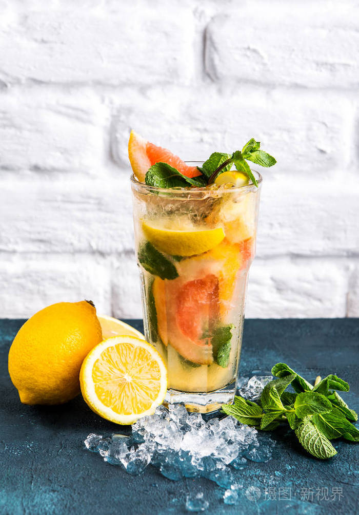 清爽的夏天喝柠檬水,葡萄柚和薄荷,白色混凝土墙背景