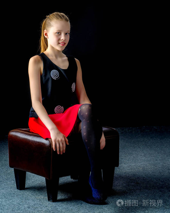 黑色背景上的小女孩