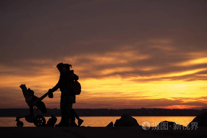 一家人带着孩子和一个婴儿坐在婴儿车或婴儿车上