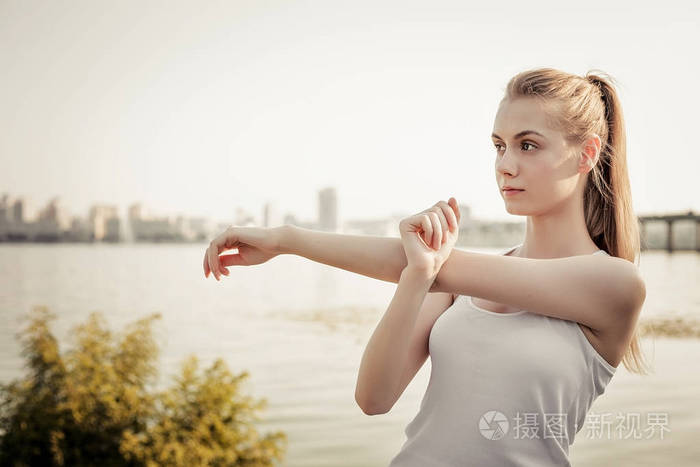 漂亮的金发女孩做运动