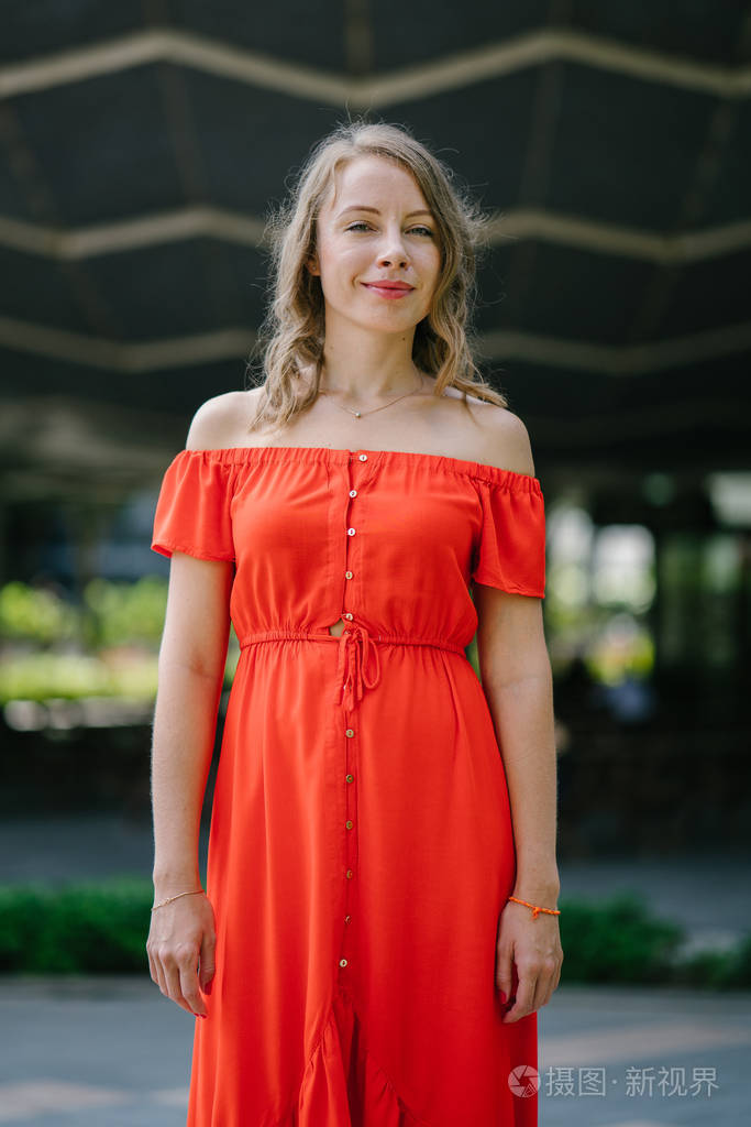 一个年轻的,有魅力的高加索女人在公园里散步的肖像.