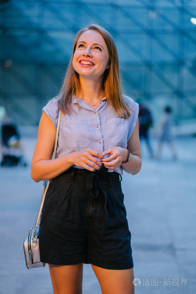 她穿着职业服装,穿着正装,面带微笑