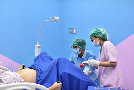 医生和护士正在进行盆腔手术.去医院生孩子的那个女人.照片