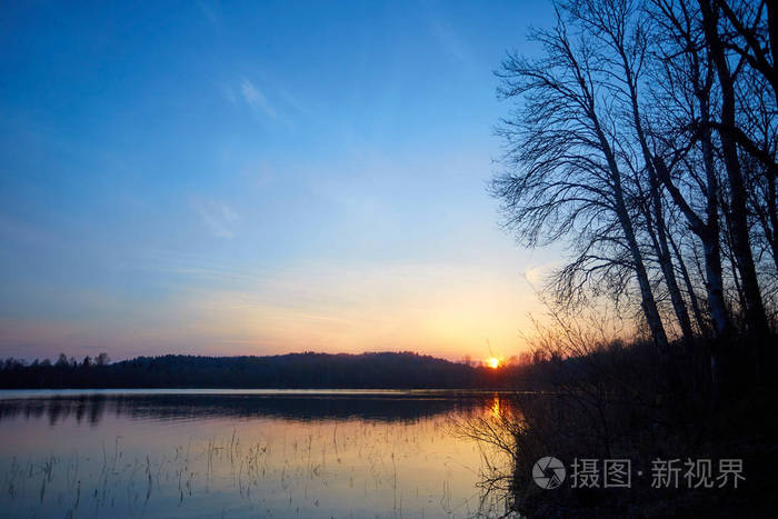 湖面上美丽的日落