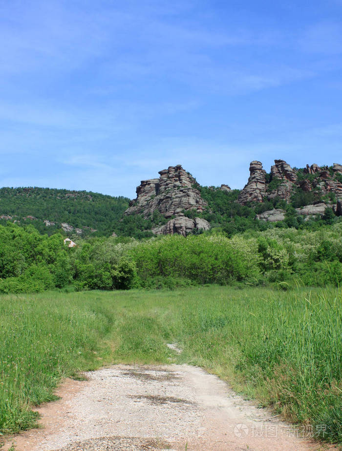 Belogradchik的岩石是位于保加利亚Belogradchik镇附近的岩石雕塑。 它们包含一组类似于人的岩石人物，动物，堡