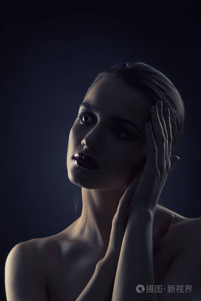 黑唇的女人画像