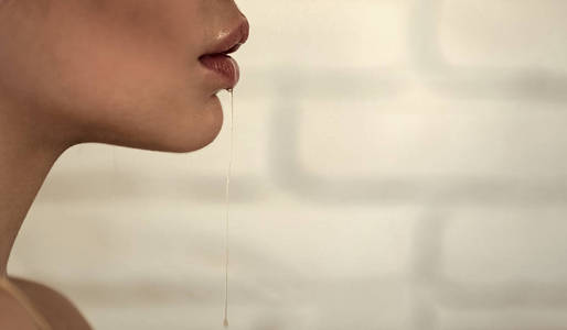 因为他们饲料的植物组织美女用唾液喷射器接水neringa 唾液的性质