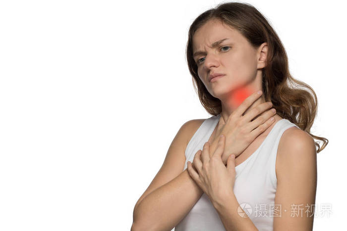 美丽的黑发女人因为她的脖子在白色背景下受伤