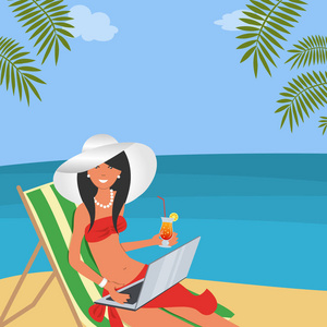 可爱的年轻女人戴着一顶带笔记本电脑的白色帽子坐在海滩上的躺椅上.