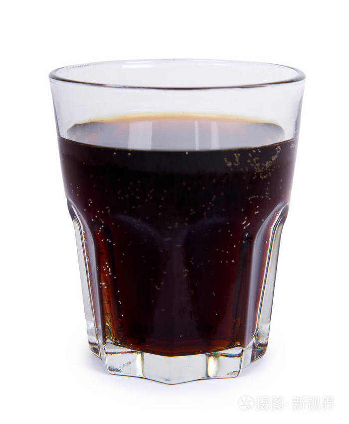 可乐饮料在玻璃中隔离在白色背景上