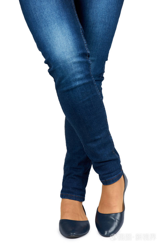 女腿穿牛仔裤和皮鞋,白色背景隔离.