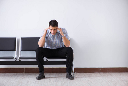 人焦急地不耐烦地等待在大厅里照片