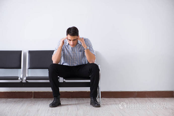 人焦急地不耐烦地等待在大厅里