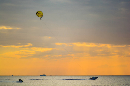 人们伞在海面上日落图片