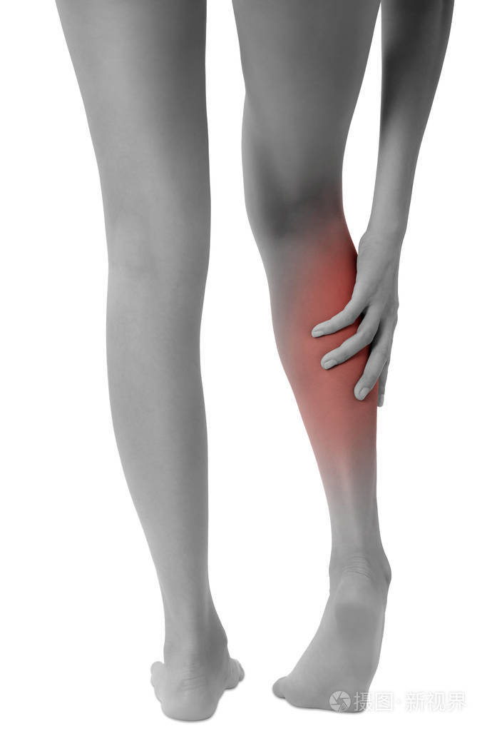 女人的手握着她美丽的健康长腿,按摩小腿区按摩小腿