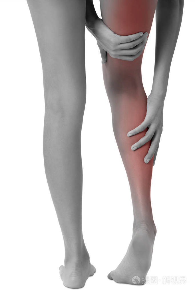 女人的手握着她美丽的健康长腿按摩小腿和大腿在疼痛区黑白颜色红色