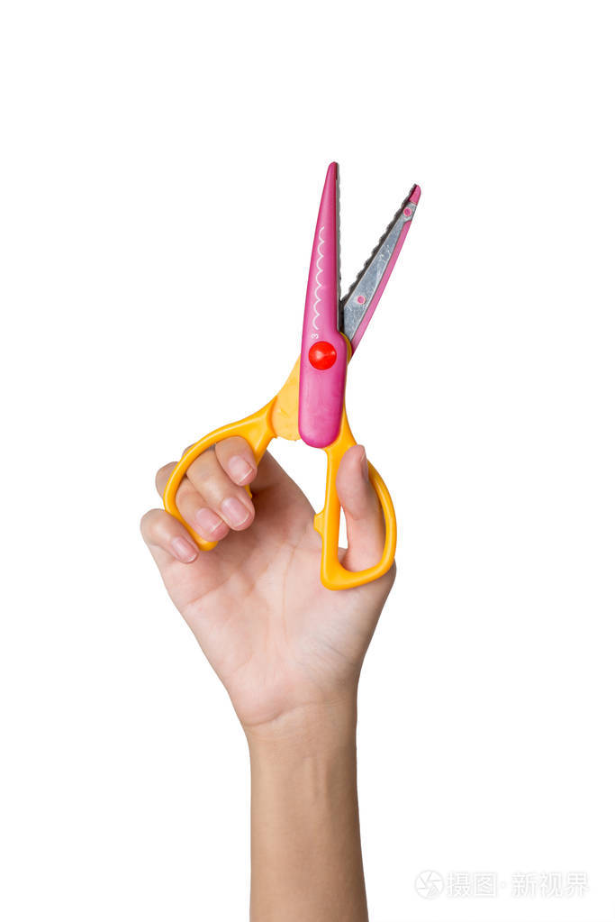 女人的手拿着五颜六色的锯齿剪刀,在白色的背景上分开.