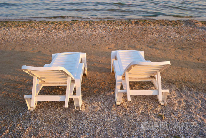 在海滩上的两把椅子